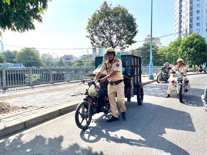 Bị cảnh sát xử phạt, nhiều người ở quận Bình Thạnh tỏ ra rất buồn dù biết sai- Ảnh 2. Bị cảnh sát xử phạt, nhiều người ở quận Bình Thạnh tỏ ra rất buồn dù biết sai- Ảnh 2.