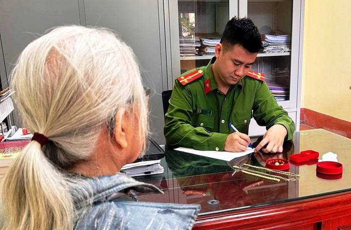 Nhận cuộc gọi lạ xưng công an, cụ bà 78 tuổi mang 1 cây vàng đi bán- Ảnh 1. Nhận cuộc gọi lạ xưng công an, cụ bà 78 tuổi mang 1 cây vàng đi bán- Ảnh 1.