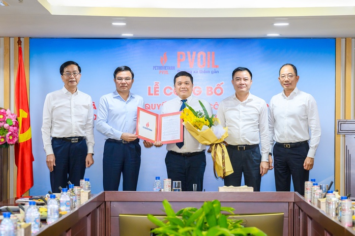 Đ/c Lê Mạnh Hùng - Bí thư Đảng ủy, Chủ tịch HĐTV PVN (thứ hai bên trái qua); đ/c Lê Ngọc Sơn - Phó Bí thư Đảng ủy, Tổng Giám đốc PVN (thứ hai bên phải qua); đ/c Trần Quang Dũng - Phó Bí thư thường trực Đảng ủy Tập đoàn (thứ nhất bên trái); đ/c Cao Hoài Dương - Bí thư Đảng ủy, Chủ tịch HĐQT PVOIL (thứ nhất bên phải) trao quyết định và tặng hoa chúc mừng đ/c Nguyễn Đăng Trình nhận nhiệm vụ Phó Bí thư Đảng ủy PVOIL Đ/c Lê Mạnh Hùng - Bí thư Đảng ủy, Chủ tịch HĐTV PVN (thứ hai bên trái qua); đ/c Lê Ngọc Sơn - Phó Bí thư Đảng ủy, Tổng Giám đốc PVN (thứ hai bên phải qua); đ/c Trần Quang Dũng - Phó Bí thư thường trực Đảng ủy Tập đoàn (thứ nhất bên trái); đ/c Cao Hoài Dương - Bí thư Đảng ủy, Chủ tịch HĐQT PVOIL (thứ nhất bên phải) trao quyết định và tặng hoa chúc mừng đ/c Nguyễn Đăng Trình nhận nhiệm vụ Phó Bí thư Đảng ủy PVOIL