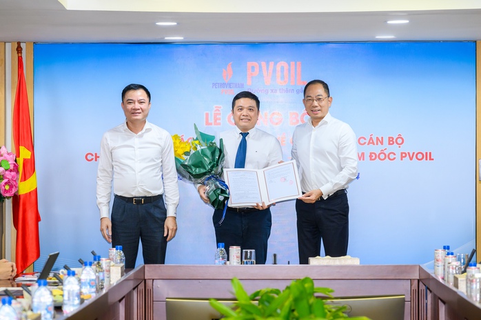 Đ/c Lê Ngọc Sơn - Phó Bí thư Đảng ủy, Tổng Giám đốc PVN (bên trái); đ/c Cao Hoài Dương - Bí thư Đảng ủy, Chủ tịch HĐQT PVOIL (bên phải) trao quyết định và tặng hoa chúc mừng đ/c Nguyễn Đăng Trình nhận nhiệm vụ Tổng Giám đốc PVOIL Đ/c Lê Ngọc Sơn - Phó Bí thư Đảng ủy, Tổng Giám đốc PVN (bên trái); đ/c Cao Hoài Dương - Bí thư Đảng ủy, Chủ tịch HĐQT PVOIL (bên phải) trao quyết định và tặng hoa chúc mừng đ/c Nguyễn Đăng Trình nhận nhiệm vụ Tổng Giám đốc PVOIL