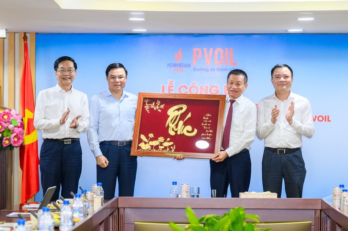 Đ/c Lê Mạnh Hùng - Bí thư Đảng ủy, Chủ tịch HĐTV PVN (thứ hai bên trái qua); đ/c Lê Ngọc Sơn - Phó Bí thư Đảng ủy, Tổng Giám đốc PVN (thứ nhất bên phải); đ/c Trần Quang Dũng - Phó Bí thư thường trực Đảng ủy Tập đoàn (thứ nhất bên trái) tặng quà tri ân đ/c Đoàn Văn Nhuộm Đ/c Lê Mạnh Hùng - Bí thư Đảng ủy, Chủ tịch HĐTV PVN (thứ hai bên trái qua); đ/c Lê Ngọc Sơn - Phó Bí thư Đảng ủy, Tổng Giám đốc PVN (thứ nhất bên phải); đ/c Trần Quang Dũng - Phó Bí thư thường trực Đảng ủy Tập đoàn (thứ nhất bên trái) tặng quà tri ân đ/c Đoàn Văn Nhuộm