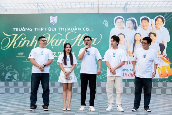 Võ Thanh Hòa tiết lộ: "Kính vạn hoa" là phim chữa lành- Ảnh 1. Võ Thanh Hòa tiết lộ: "Kính vạn hoa" là phim chữa lành- Ảnh 1.