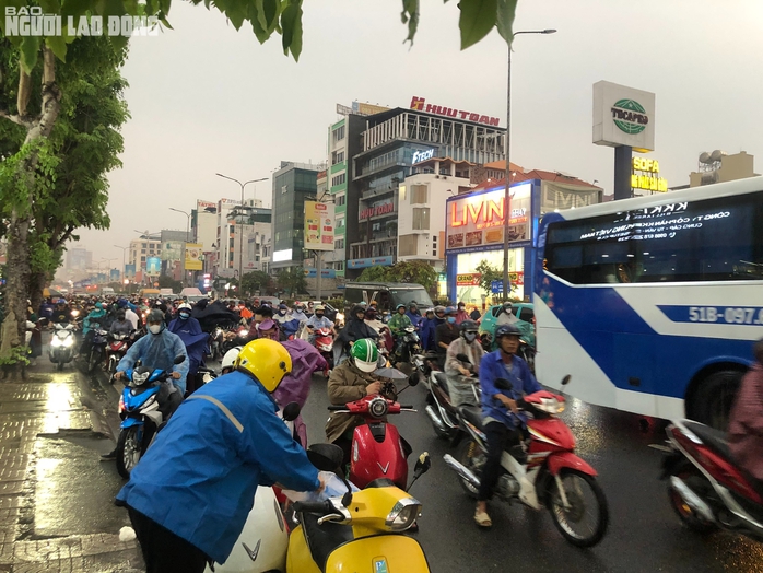 Mưa trái mùa vào giờ cao điểm, người dân TP HCM chật vật di chuyển- Ảnh 1. Mưa trái mùa vào giờ cao điểm, người dân TP HCM chật vật di chuyển- Ảnh 1.