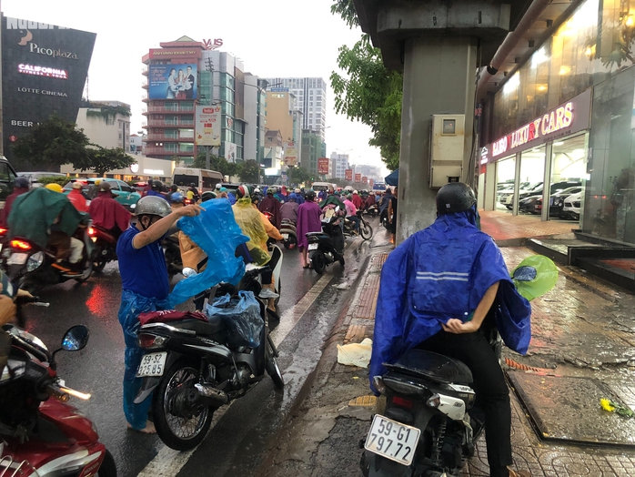 Mưa trái mùa vào giờ cao điểm, người dân TP HCM chật vật di chuyển- Ảnh 2. Mưa trái mùa vào giờ cao điểm, người dân TP HCM chật vật di chuyển- Ảnh 2.