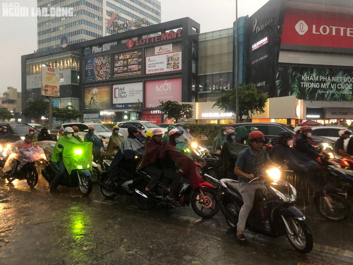 Mưa trái mùa vào giờ cao điểm, người dân TP HCM chật vật di chuyển- Ảnh 3. Mưa trái mùa vào giờ cao điểm, người dân TP HCM chật vật di chuyển- Ảnh 3.