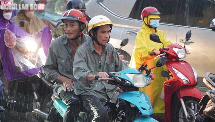 Mưa trái mùa vào giờ cao điểm, người dân TP HCM chật vật di chuyển- Ảnh 5. Mưa trái mùa vào giờ cao điểm, người dân TP HCM chật vật di chuyển- Ảnh 5.