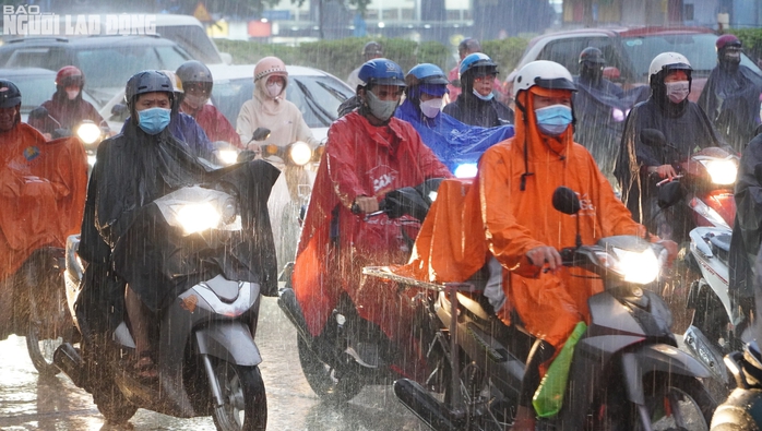 Mưa trái mùa vào giờ cao điểm, người dân TP HCM chật vật di chuyển- Ảnh 6. Mưa trái mùa vào giờ cao điểm, người dân TP HCM chật vật di chuyển- Ảnh 6.