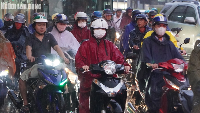 Mưa trái mùa vào giờ cao điểm, người dân TP HCM chật vật di chuyển- Ảnh 7. Mưa trái mùa vào giờ cao điểm, người dân TP HCM chật vật di chuyển- Ảnh 7.