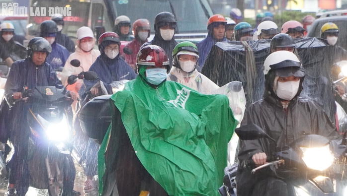 Mưa trái mùa vào giờ cao điểm, người dân TP HCM chật vật di chuyển- Ảnh 8. Mưa trái mùa vào giờ cao điểm, người dân TP HCM chật vật di chuyển- Ảnh 8.