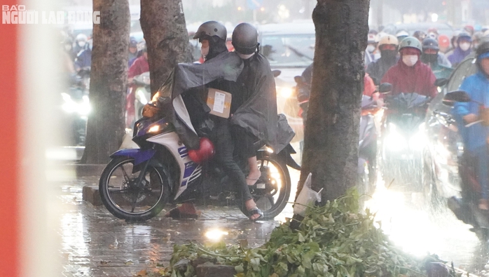 Mưa trái mùa vào giờ cao điểm, người dân TP HCM chật vật di chuyển- Ảnh 9. Mưa trái mùa vào giờ cao điểm, người dân TP HCM chật vật di chuyển- Ảnh 9.