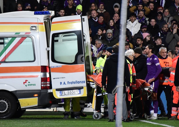 Gục ngã trên sân đấu, sao trẻ Fiorentina lâm cảnh nguy kịch- Ảnh 5. Gục ngã trên sân đấu, sao trẻ Fiorentina lâm cảnh nguy kịch- Ảnh 5.