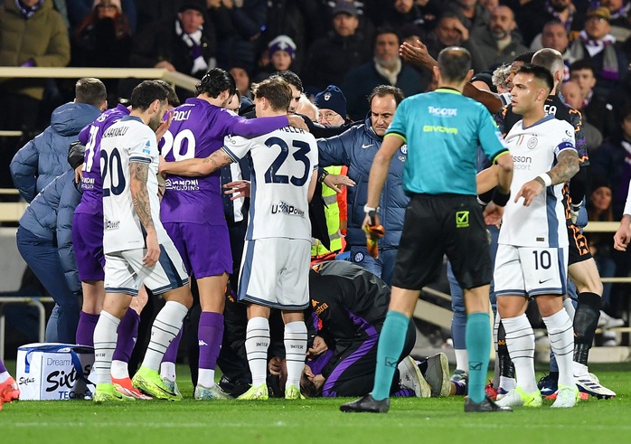Gục ngã trên sân đấu, sao trẻ Fiorentina lâm cảnh nguy kịch- Ảnh 3. Gục ngã trên sân đấu, sao trẻ Fiorentina lâm cảnh nguy kịch- Ảnh 3.