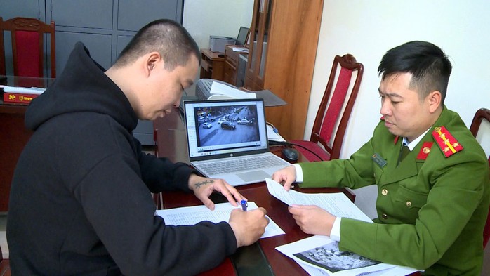 Một "vệ sĩ" trong vụ dẹp đường cho đoàn xe đám cưới ở Thanh Hóa đến công an đầu thú- Ảnh 1. Một "vệ sĩ" trong vụ dẹp đường cho đoàn xe đám cưới ở Thanh Hóa đến công an đầu thú- Ảnh 1.