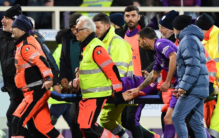 Gục ngã trên sân đấu, sao trẻ Fiorentina lâm cảnh nguy kịch- Ảnh 4. Gục ngã trên sân đấu, sao trẻ Fiorentina lâm cảnh nguy kịch- Ảnh 4.