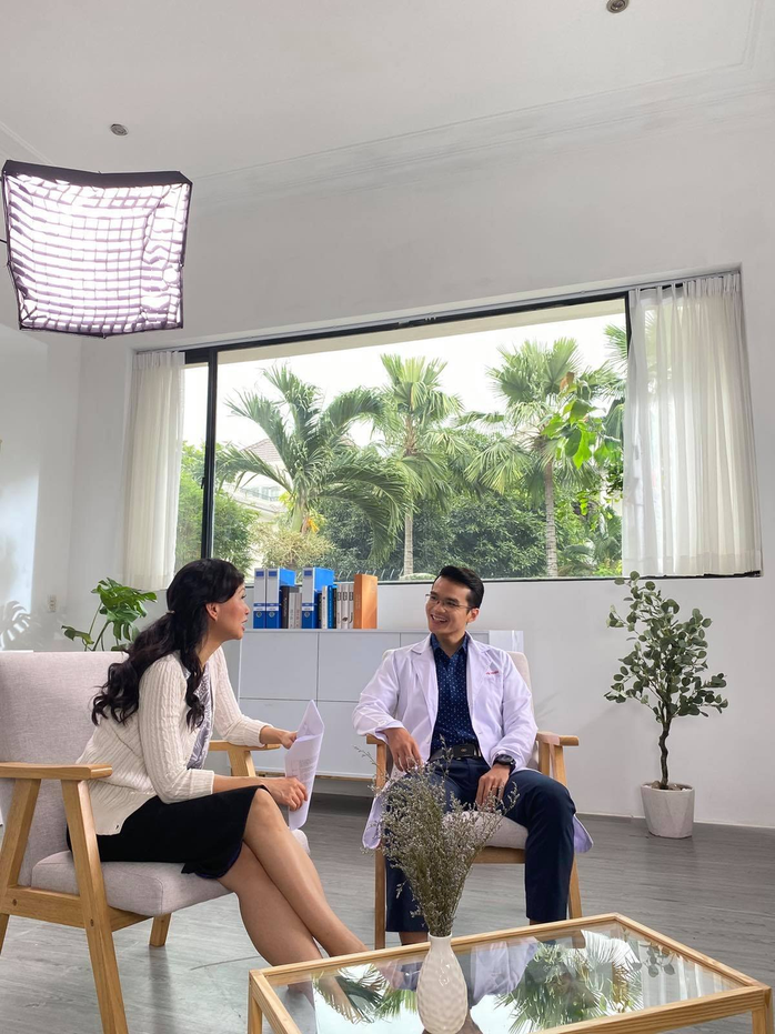 Bác sĩ Nghĩa và những clip triệu view về sức khỏe tinh thần- Ảnh 2. Bác sĩ Nguyễn Trung Nghĩa hào hứng nhận chiếc cúp Changemaker of the Year tại TikTok Awards Việt Nam 2024.