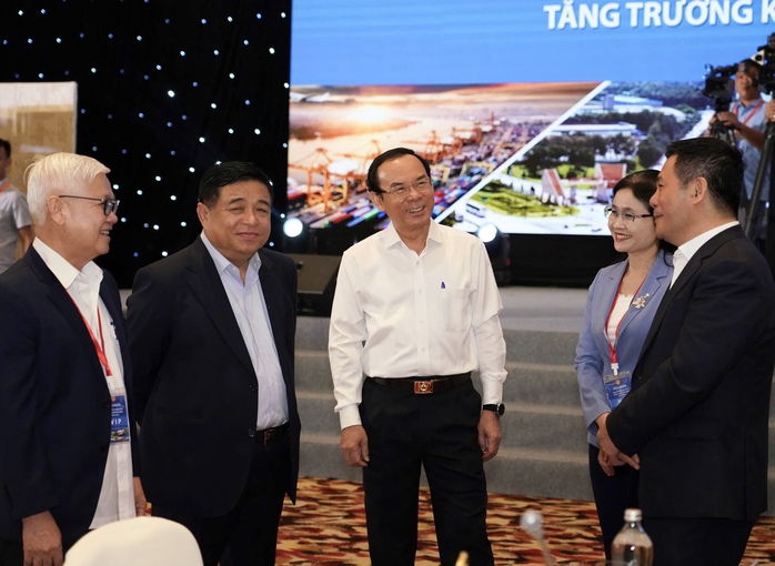 Thủ tướng chủ trì hội nghị bàn giải pháp tăng trưởng kinh tế 2 con số vùng Đông Nam Bộ- Ảnh 3. Thủ tướng chủ trì hội nghị bàn giải pháp tăng trưởng kinh tế 2 con số vùng Đông Nam Bộ- Ảnh 3.
