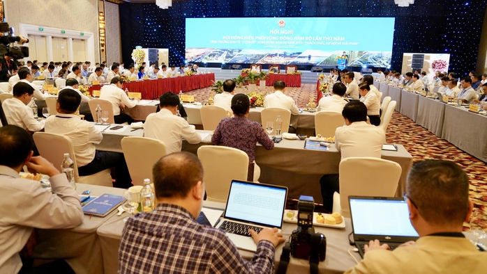 Thủ tướng chủ trì hội nghị bàn giải pháp tăng trưởng kinh tế 2 con số vùng Đông Nam Bộ- Ảnh 4. Thủ tướng chủ trì hội nghị bàn giải pháp tăng trưởng kinh tế 2 con số vùng Đông Nam Bộ- Ảnh 4.