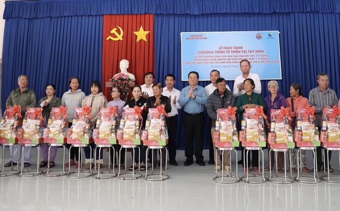 Trưởng Ban Tuyên giáo Trung ương trao quà tại Tây Ninh- Ảnh 1. Trưởng Ban Tuyên giáo Trung ương trao quà tại Tây Ninh- Ảnh 1.