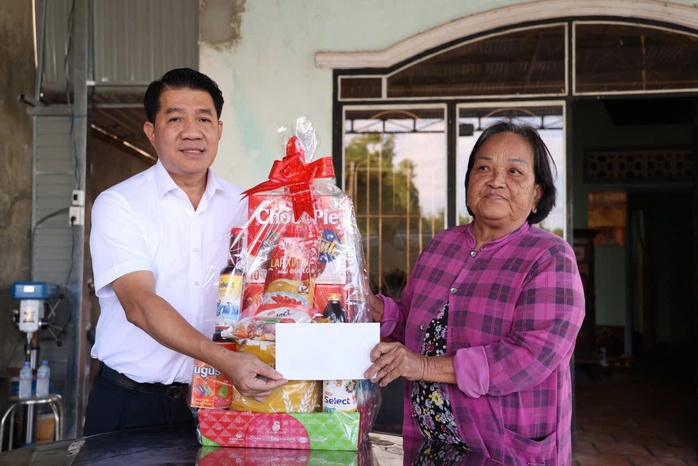 Trưởng Ban Tuyên giáo Trung ương trao quà tại Tây Ninh- Ảnh 2. Trưởng Ban Tuyên giáo Trung ương trao quà tại Tây Ninh- Ảnh 2.