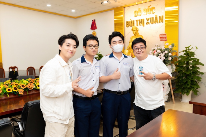 Võ Thanh Hòa tiết lộ: "Kính vạn hoa" là phim chữa lành- Ảnh 5. Võ Thanh Hòa tiết lộ: "Kính vạn hoa" là phim chữa lành- Ảnh 5.