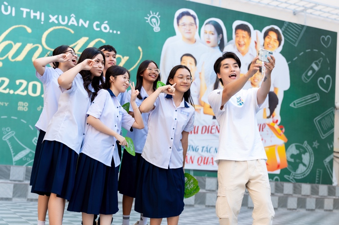 Võ Thanh Hòa tiết lộ: "Kính vạn hoa" là phim chữa lành- Ảnh 2. Võ Thanh Hòa tiết lộ: "Kính vạn hoa" là phim chữa lành- Ảnh 2.