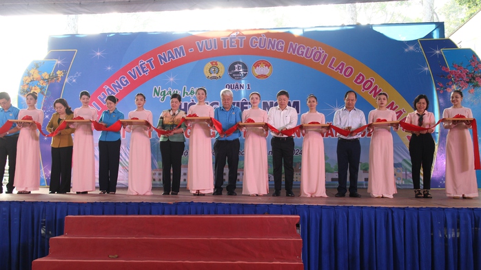 Công nhân thỏa sức mua sắm tại “Ngày hội hàng Việt Nam - Vui Tết cùng người lao động”- Ảnh 1. Công nhân thỏa sức mua sắm tại “Ngày hội hàng Việt Nam - Vui Tết cùng người lao động”- Ảnh 1.