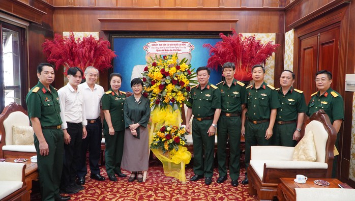 Báo Người Lao Động thăm và chúc mừng kỷ niệm 80 năm ngày thành lập Quân đội Nhân dân Việt Nam - Ảnh 1. Báo Người Lao Động thăm và chúc mừng kỷ niệm 80 năm ngày thành lập Quân đội Nhân dân Việt Nam - Ảnh 1.