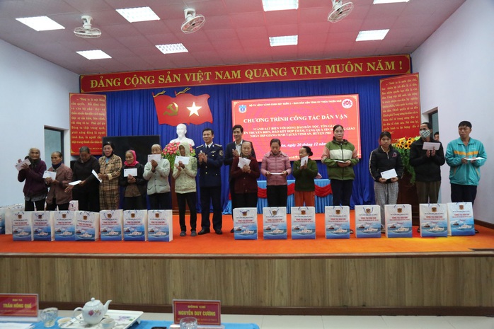 Vùng Cảnh sát biển 2 thăm, tặng quà tín đồ Công giáo Huế- Ảnh 1. Vùng Cảnh sát biển 2 thăm, tặng quà tín đồ Công giáo Huế- Ảnh 1.