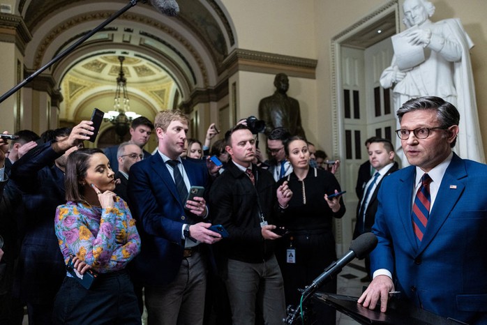 Chủ tịch Hạ viện Mỹ Mike Johnson phát biểu tại thủ đô Washington hôm 19-12. Ảnh: REUTERS Chủ tịch Hạ viện Mỹ Mike Johnson phát biểu tại thủ đô Washington hôm 19-12. Ảnh: REUTERS