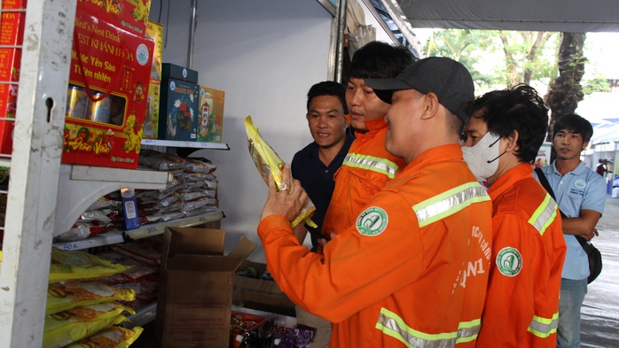 Công nhân thỏa sức mua sắm tại “Ngày hội hàng Việt Nam - Vui Tết cùng người lao động”- Ảnh 2. Công nhân thỏa sức mua sắm tại “Ngày hội hàng Việt Nam - Vui Tết cùng người lao động”- Ảnh 2.