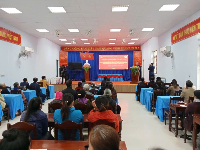 Vùng Cảnh sát biển 2 thăm, tặng quà tín đồ Công giáo Huế- Ảnh 2. Vùng Cảnh sát biển 2 thăm, tặng quà tín đồ Công giáo Huế- Ảnh 2.