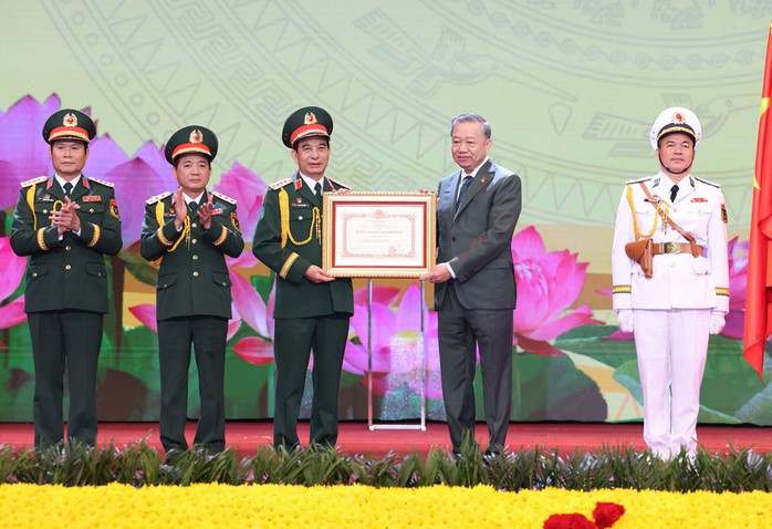 Tổng Bí thư Tô Lâm, Bí thư Quân ủy Trung ương, trao tặng Huân chương Hồ Chí Minh cho Quân đội nhân dân Việt Nam Ảnh: QUANG PHÚC Tổng Bí thư Tô Lâm, Bí thư Quân ủy Trung ương, trao tặng Huân chương Hồ Chí Minh cho Quân đội nhân dân Việt Nam Ảnh: QUANG PHÚC
