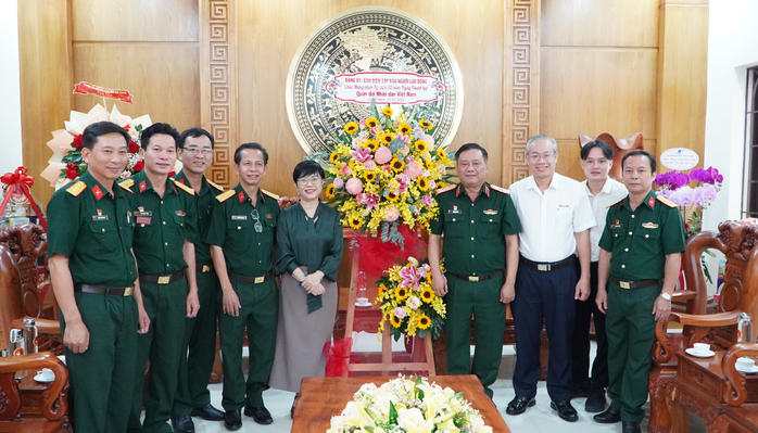 Báo Người Lao Động thăm và chúc mừng kỷ niệm 80 năm ngày thành lập Quân đội Nhân dân Việt Nam - Ảnh 4. Báo Người Lao Động thăm và chúc mừng kỷ niệm 80 năm ngày thành lập Quân đội Nhân dân Việt Nam - Ảnh 4.