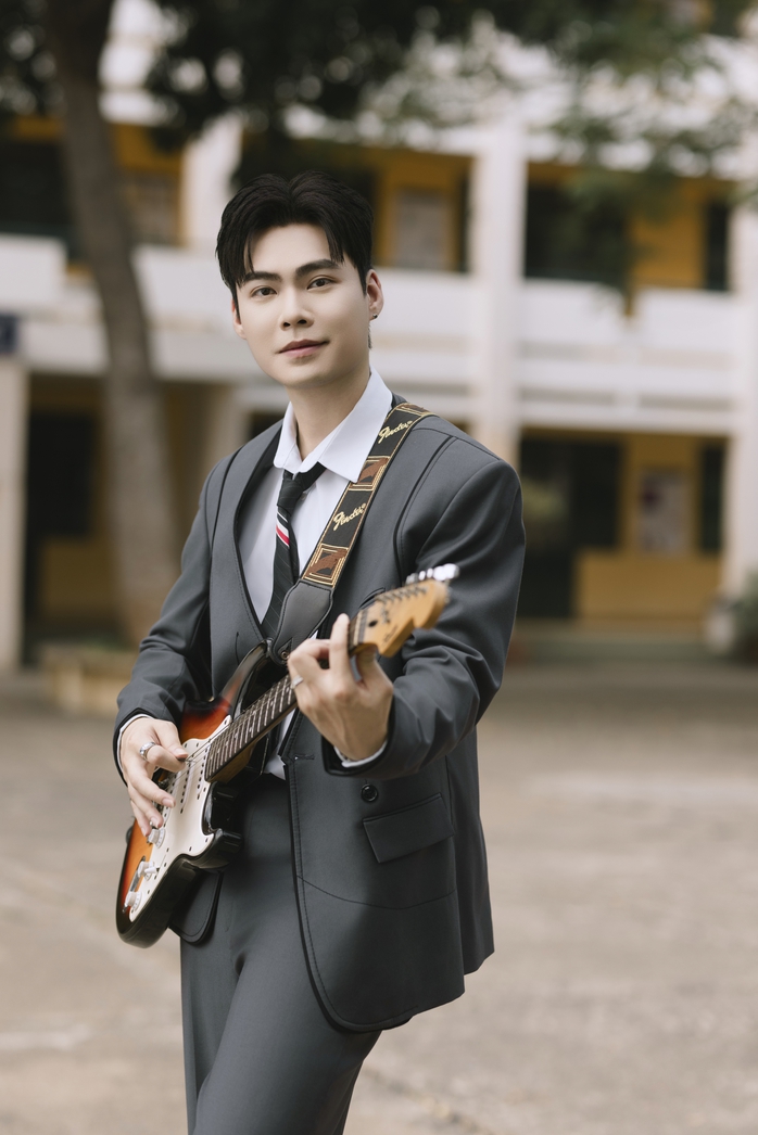 Trò cưng người mẫu của ca sĩ Tuấn Hưng tặng quà cho fan- Ảnh 1. Trò cưng người mẫu của ca sĩ Tuấn Hưng tặng quà cho fan- Ảnh 1.