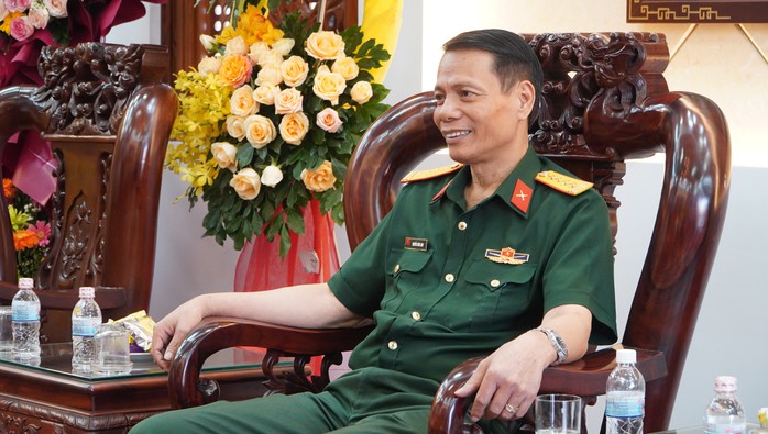 Báo Người Lao Động thăm và chúc mừng kỷ niệm 80 năm ngày thành lập Quân đội Nhân dân Việt Nam - Ảnh 7. Báo Người Lao Động thăm và chúc mừng kỷ niệm 80 năm ngày thành lập Quân đội Nhân dân Việt Nam - Ảnh 7.