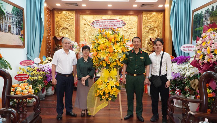 Báo Người Lao Động thăm và chúc mừng kỷ niệm 80 năm ngày thành lập Quân đội Nhân dân Việt Nam - Ảnh 6. Báo Người Lao Động thăm và chúc mừng kỷ niệm 80 năm ngày thành lập Quân đội Nhân dân Việt Nam - Ảnh 6.