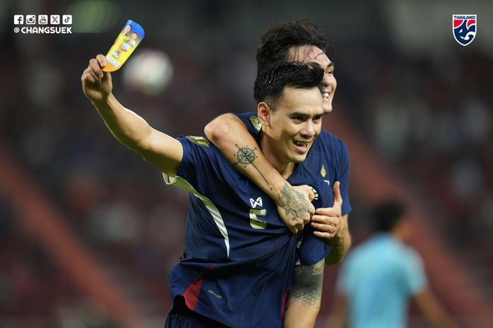 ASEAN Cup 2024: Thái Lan thắng ngược Campuchia, xác định 2 vé bán kết bảng A- Ảnh 2. ASEAN Cup 2024: Thái Lan thắng ngược Campuchia, xác định 2 vé bán kết bảng A- Ảnh 2.
