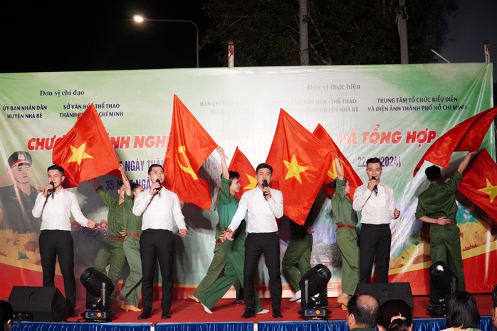 Nhóm Mắt Ngọc "cháy" hết mình với đêm nhạc chiến sĩ- Ảnh 2. Nhóm Mắt Ngọc "cháy" hết mình với đêm nhạc chiến sĩ- Ảnh 2.