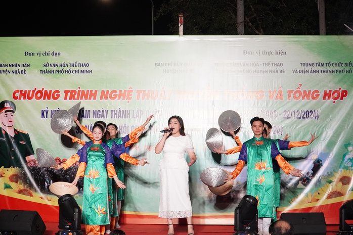 Nhóm Mắt Ngọc "cháy" hết mình với đêm nhạc chiến sĩ- Ảnh 3. Nhóm Mắt Ngọc "cháy" hết mình với đêm nhạc chiến sĩ- Ảnh 3.