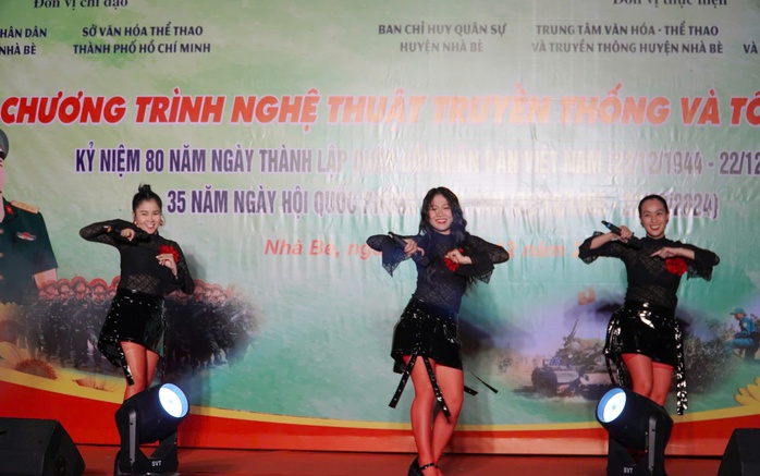 Nhóm Mắt Ngọc "cháy" hết mình với đêm nhạc chiến sĩ- Ảnh 1. Nhóm Mắt Ngọc "cháy" hết mình với đêm nhạc chiến sĩ- Ảnh 1.