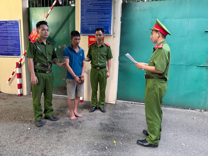Bắt tạm giam người đàn ông tấn công công an- Ảnh 1. Bắt tạm giam người đàn ông tấn công công an- Ảnh 1.