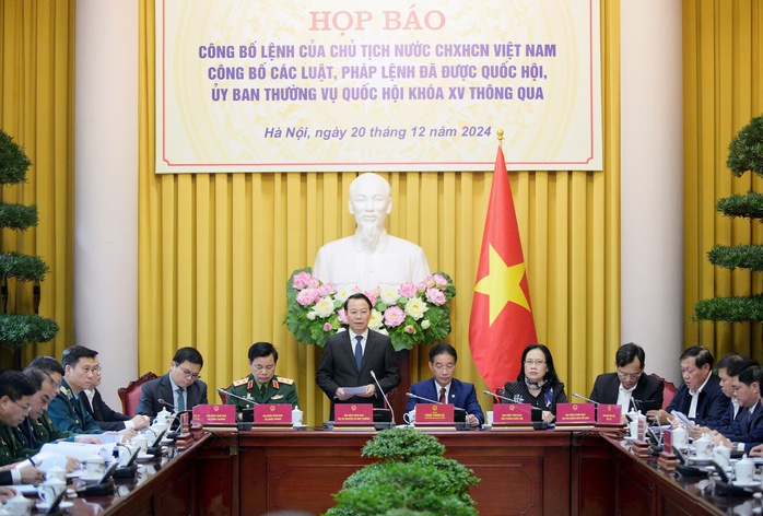 Công bố Lệnh của Chủ tịch nước về 9 luật, tăng tuổi hưu sĩ quan quân đội từ 1-12- Ảnh 1. Công bố Lệnh của Chủ tịch nước về 9 luật, tăng tuổi hưu sĩ quan quân đội từ 1-12- Ảnh 1.
