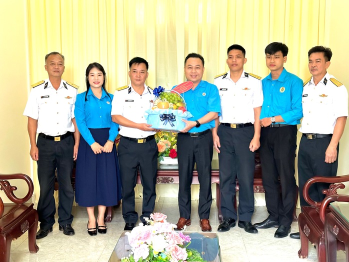 LĐLĐ tỉnh Khánh Hòa chúc mừng các đơn vị quân đội- Ảnh 3. LĐLĐ tỉnh Khánh Hòa chúc mừng các đơn vị quân đội- Ảnh 3.