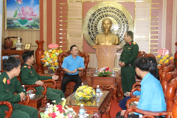 LĐLĐ tỉnh Khánh Hòa chúc mừng các đơn vị quân đội- Ảnh 1. LĐLĐ tỉnh Khánh Hòa chúc mừng các đơn vị quân đội- Ảnh 1.