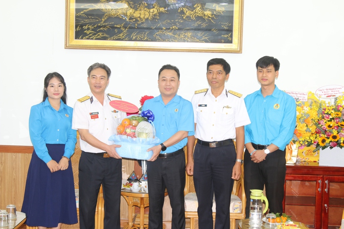 LĐLĐ tỉnh Khánh Hòa chúc mừng các đơn vị quân đội- Ảnh 2. LĐLĐ tỉnh Khánh Hòa chúc mừng các đơn vị quân đội- Ảnh 2.