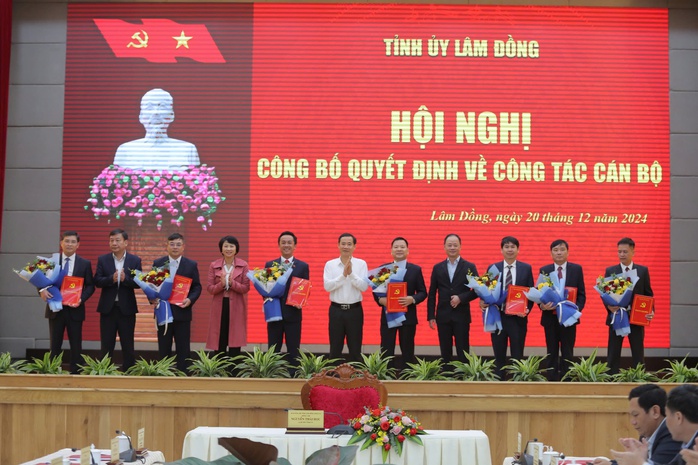 Lâm Đồng bổ nhiệm hàng loạt cán bộ sau sáp nhập 3 huyện- Ảnh 1. Lâm Đồng bổ nhiệm hàng loạt cán bộ sau sáp nhập 3 huyện- Ảnh 1.