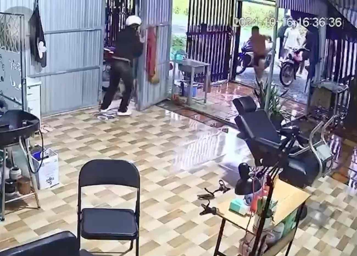 Bắt người đàn ông lái ô tô đuổi chém 2 người phụ nữ ở Đồng Nai- Ảnh 2. Bắt người đàn ông lái ô tô đuổi chém 2 người phụ nữ ở Đồng Nai- Ảnh 2.