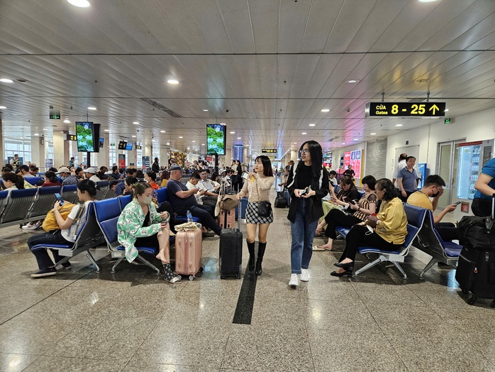 Giá vé máy bay Tết quá cao, “bay” cả tiền thưởng Tết của nhiều gia đình- Ảnh 2. Giá vé máy bay Tết quá cao, “bay” cả tiền thưởng Tết của nhiều gia đình- Ảnh 2.