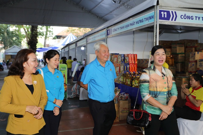 Công nhân thỏa sức mua sắm tại “Ngày hội hàng Việt Nam - Vui Tết cùng người lao động”- Ảnh 3. Công nhân thỏa sức mua sắm tại “Ngày hội hàng Việt Nam - Vui Tết cùng người lao động”- Ảnh 3.