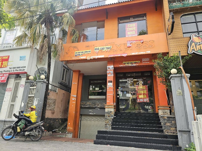 Hàng quán tại TP HCM lại đua nhau đóng cửa, chuyện gì đang xảy ra?- Ảnh 1. Hàng quán tại TP HCM lại đua nhau đóng cửa, chuyện gì đang xảy ra?- Ảnh 1.